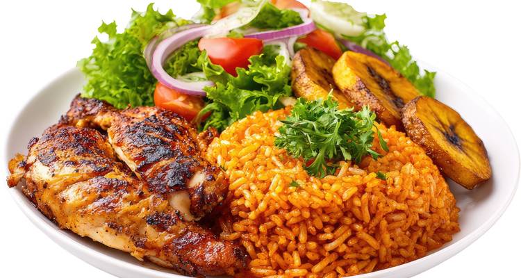 Bord jollof rijst met gegrilde kip, bakbananen en salade.