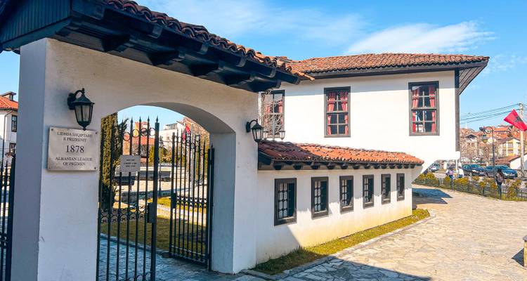 Edificio histórico con un arco que conduce a un patio interior.