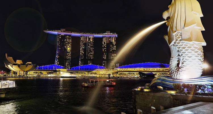 Vista nocturna de la estatua del Merlion y Marina Bay Sands en Singapur.
