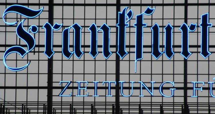 Primer plano de la señalización de la estación de tren de Frankfurt con letras decorativas.