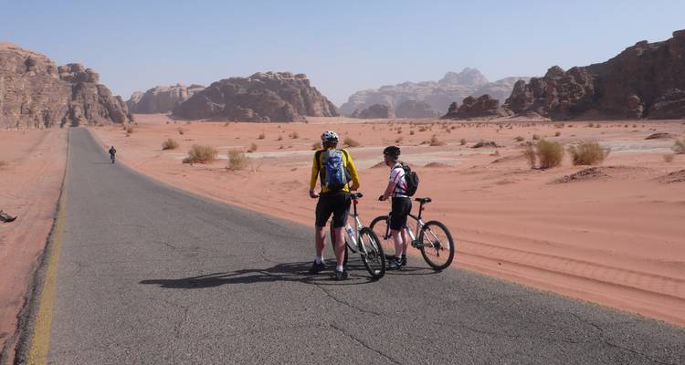 Cyclistes dans un paysage désertique avec des formations rocheuses