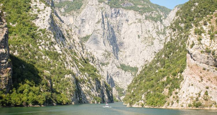 Río abriéndose paso a través de acantilados rocosos empinados.