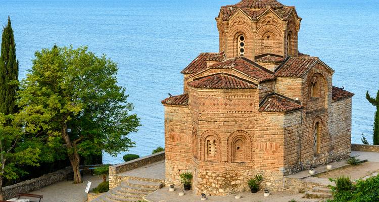 Iglesia histórica con vista a un gran lago.