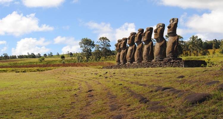 Statues moaï alignées sur l'île de Pâques.