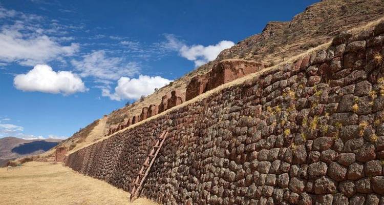 Antigua muralla de piedra con fondo de cielo azul.