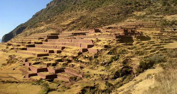Ruinas escalonadas en la ladera de una montaña.