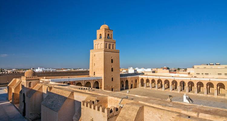 Gran Mezquita con alto minarete y patio.