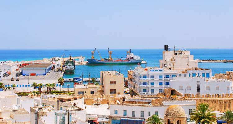 Pueblo costero con puerto y paisaje urbano.