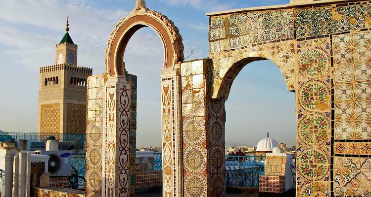 Edificio histórico ornamentado con azulejos coloridos.