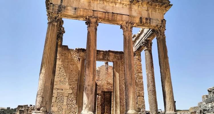 Ruinas antiguas con columnas en pie.