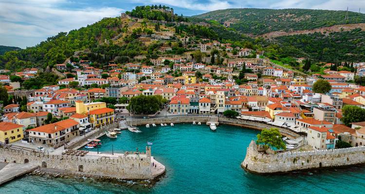 Vista panorámica de un pueblo costero con un castillo.
