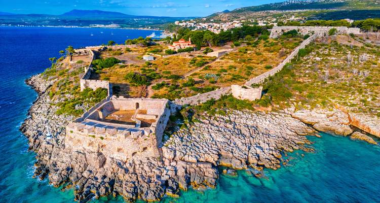 Fortificación costera en un acantilado con vista al mar.