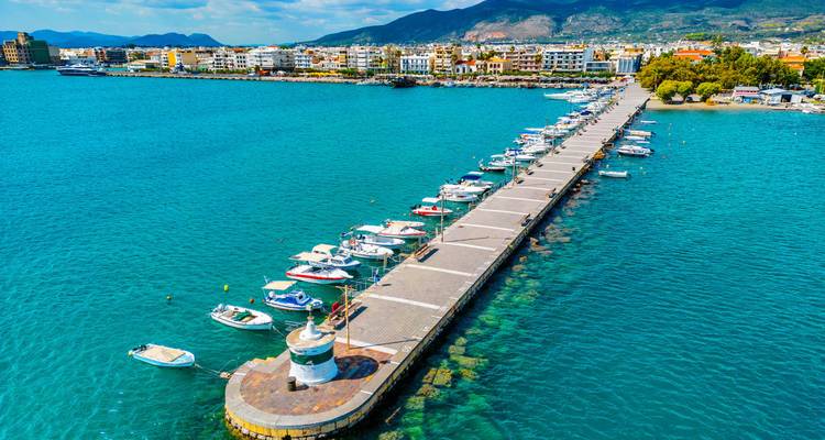 Muelle costero con barcos atracados.