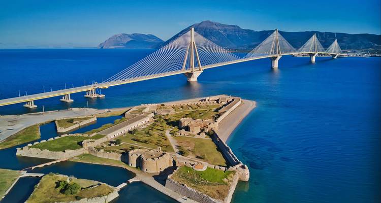 Puente moderno sobre antigua fortaleza costera.