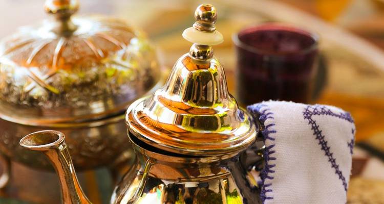 Nahaufnahme eines traditionellen Teeservices mit kunstvollen Mustern.