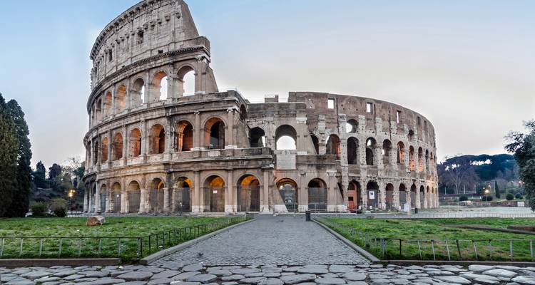 El Coliseo en Roma con un cielo despejado.
