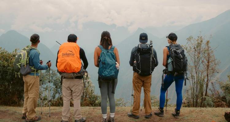 Excursionistas mirando una vista montañosa.