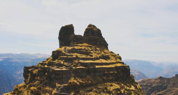 Paisaje montañoso rocoso with formaciones escalonadas.