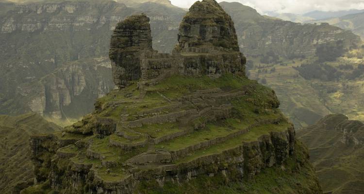 Paisaje montañoso rocoso de terrazas verdes.