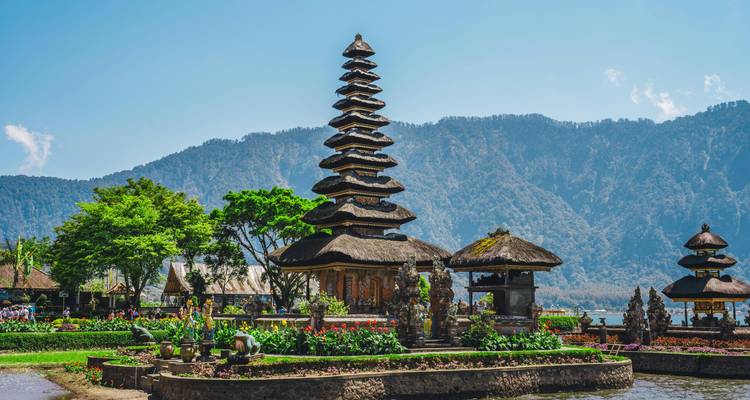 Templo Pura Ulun Danu Beratan junto al lago.