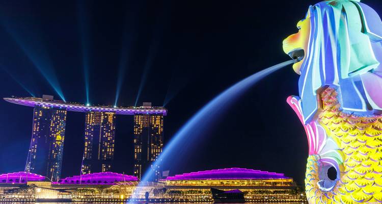 Vista nocturna de la estatua del Merlion y Marina Bay Sands.