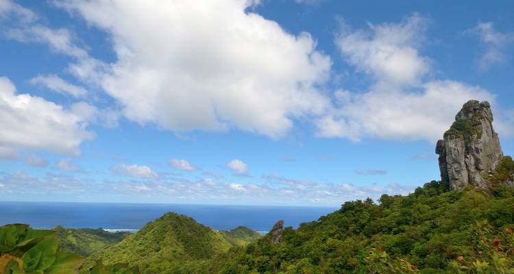 Paisaje montañoso with océano en la distancia.