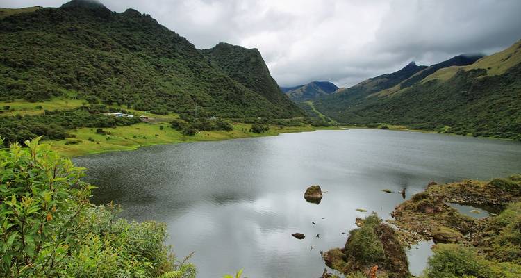 Sereen hooggelegen meer omringd door groene bergen en mistige wolken in de Ecuadoraanse Andes