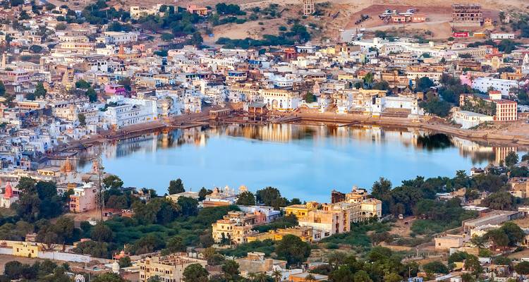 Vista aérea de la ciudad de Pushkar y su lago central, rodeado de edificios.