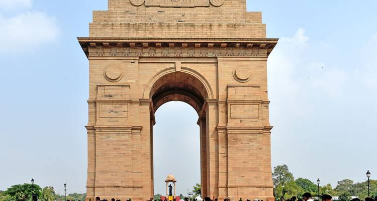La puerta de arenisca India Gate, un monumento a los caídos que se alza sobre multitudes de visitantes en Nueva Delhi.