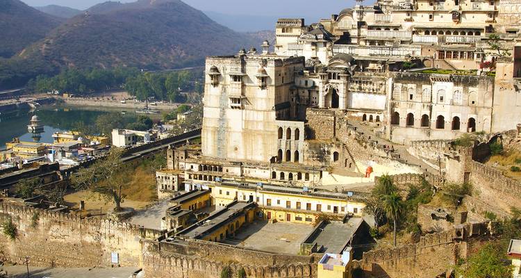Palais de Bundi surplombant un lac.