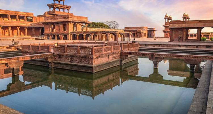 Pabellón en Fatehpur Sikri reflejándose en el agua.