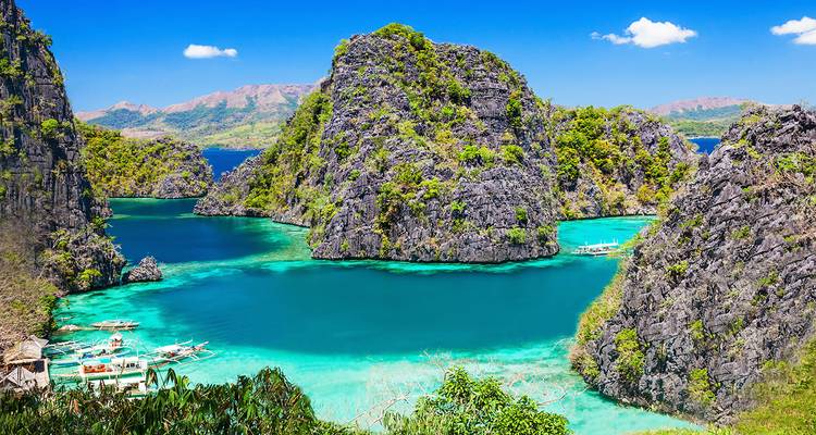 Vue époustouflante d'un lagon turquoise avec des formations rocheuses.