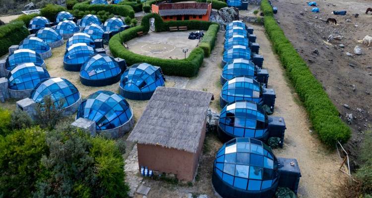 Vue aérienne d'un camping avec des tentes dômes.