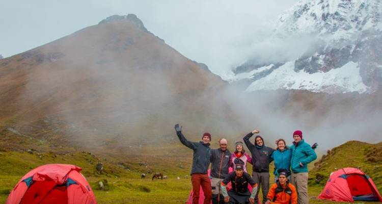 Groupe de personnes campant avec vue sur les montagnes.