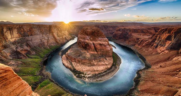 Le dramatique Horseshoe Bend, un méandre célèbre du fleuve Colorado au coucher du soleil.