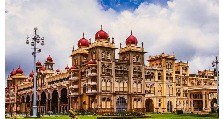 Gran palacio con cúpulas rojas vibrantes y detalles arquitectónicos intrincados.