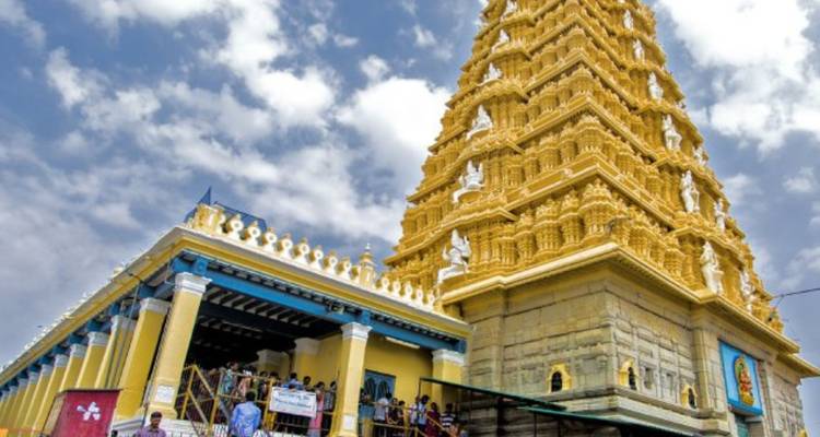 Torre de templo ornamentada y de colores brillantes con tallas intrincadas.