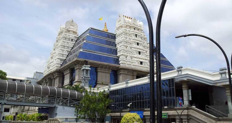 Complexe de temples avec une architecture bleue et blanche.