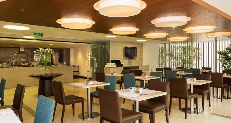 Essbereich in einem modernen Restaurant mit braunen Stühlen und Tischen.