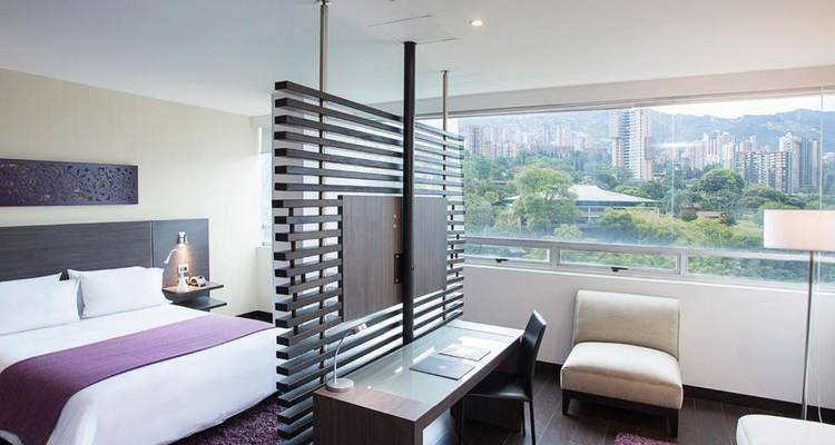 Hotelzimmer mit Blick auf eine Stadtsilhouette.