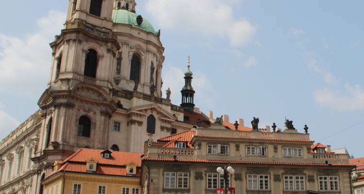 Sint-Nicolaaskerk met beige en roodachtige daken in een stad.