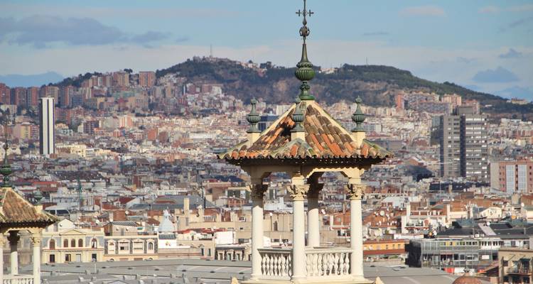 Vista panorámica de la ciudad con una torre de edificio prominente en primer plano.