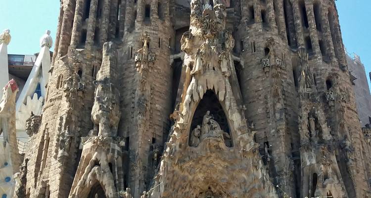 Primer plano de la fachada ornamentada de la Sagrada Familia en Barcelona.