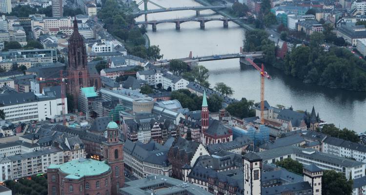 Vista aérea de un río que atraviesa una ciudad con puentes.