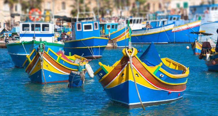 Kleurrijke traditionele vissersboten in het water.