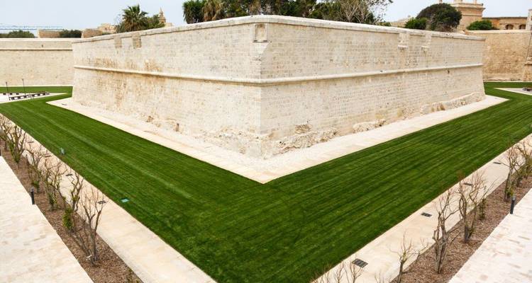 Versterkte muren met groene landschapsarchitectuur.