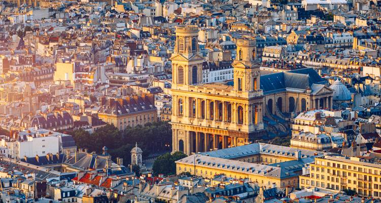 Vista aérea de una ciudad con una catedral prominente.