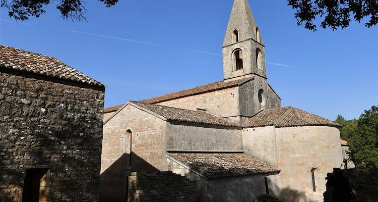 Iglesia histórica de piedra con campanario.