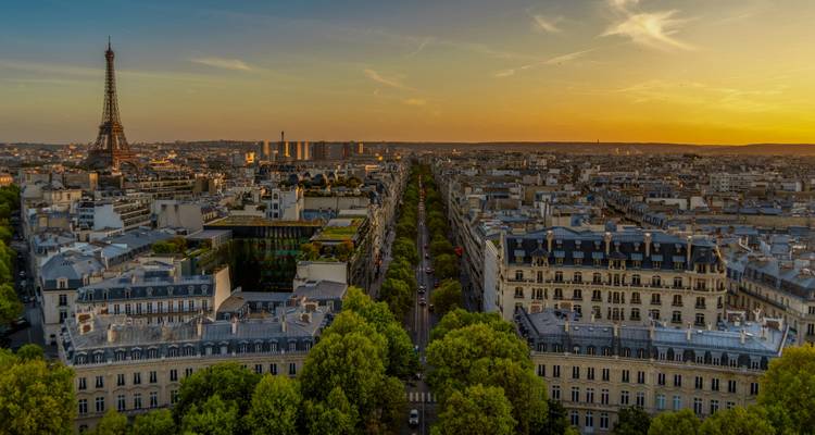 Horizonte de París con la Torre Eiffel al atardecer.