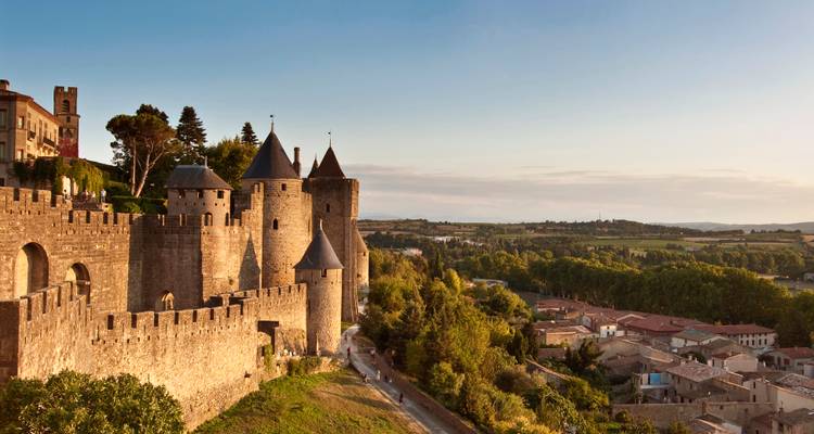 Fortaleza medieval con torres y un puente de piedra.